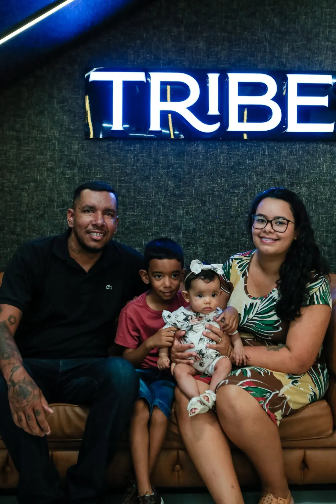 Barbeiro da Tribe atendendo cliente na unidade de Taubaté